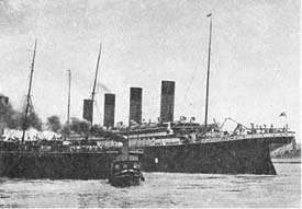 «Титаник» едва избегает столкновения с американским судном «Нью-Йорк». Буксир пытается оттащить корму «Нью-Йорка» от борта «Титаника»
